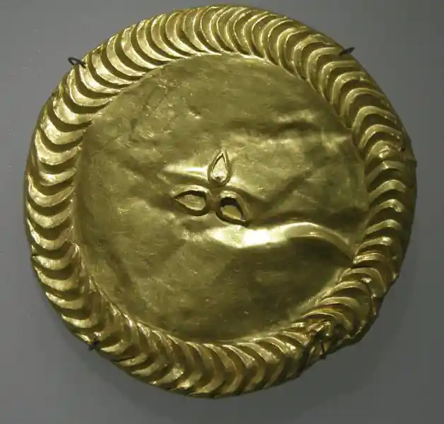 Gold disc with a three-pointed cross in the center
